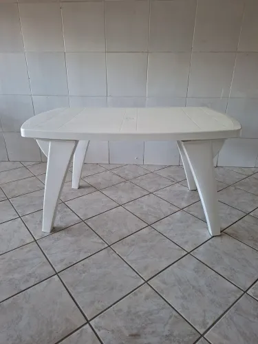 Mesa Retangular plástico, medindo 1.35x0.84m