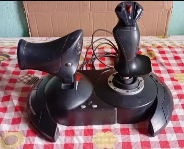 Thrustmaster T.Flight Hotas X. Funciona nativamente no PC e PlayStation 3. 