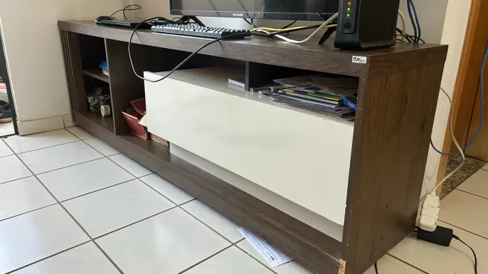 Rack para TV 1,80m com Painel e Nichos - Amadeirado