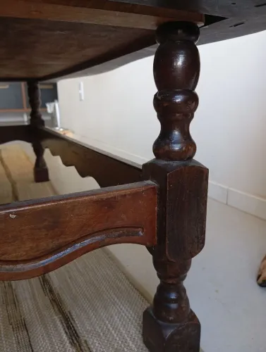 Mesa de madeira maciça 