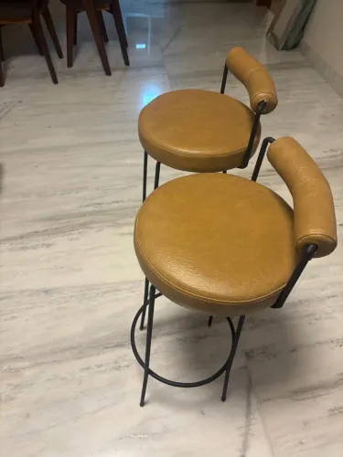 Banquetas altas - design - estrutura em ferro e banco em corino.