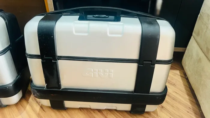 BAÚ, TOP CASE, MARCA GIVE, MALAS BOLSAS LATERAIS