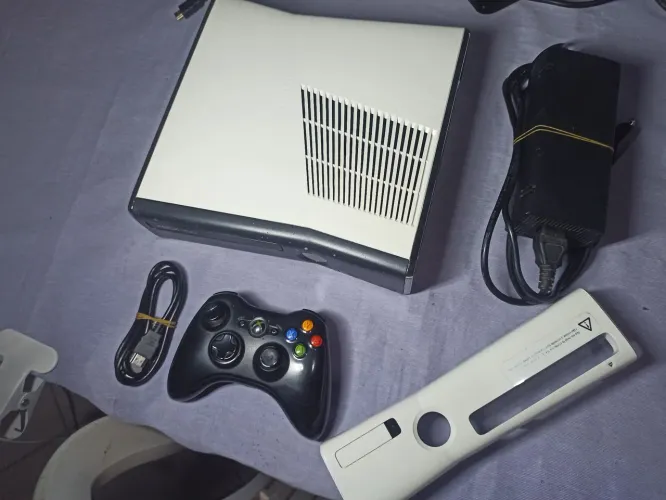 XBOX 360 BRANCO (COM A FRENTE PRETA)