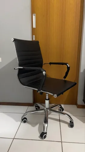 Cadeira de Escritório Executiva Preta - Estrutura Cromada