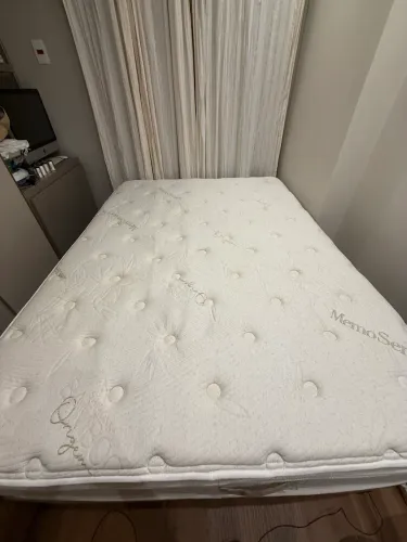 Colchão Luxo Simmons Bamboo Ambiance One + base baú em courino bege (casal padrão)