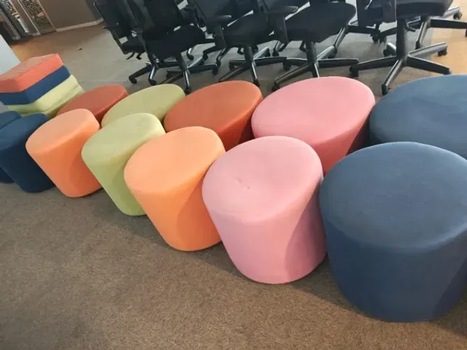Puffs diversos para escritório - marca Cavaletti