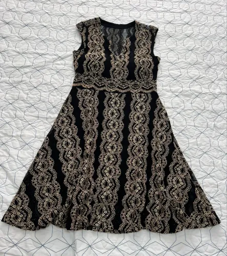 Vestido de festa, curto, preto com bordado dourado