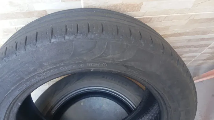 Vendo 2 pneus usados <br>Pirelli 215 60 17