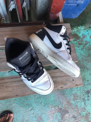 Nike Court borough branco e preto