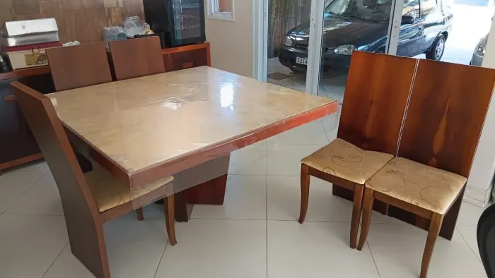Mesa maçiça tampo de mármore com 8 cadeiras