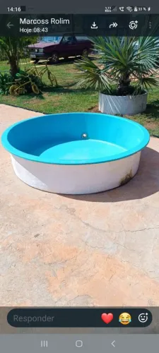 Vendo uma picina infantil redonda.