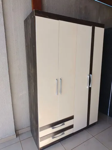 Guarda roupa em bom estado entrego sem taxa