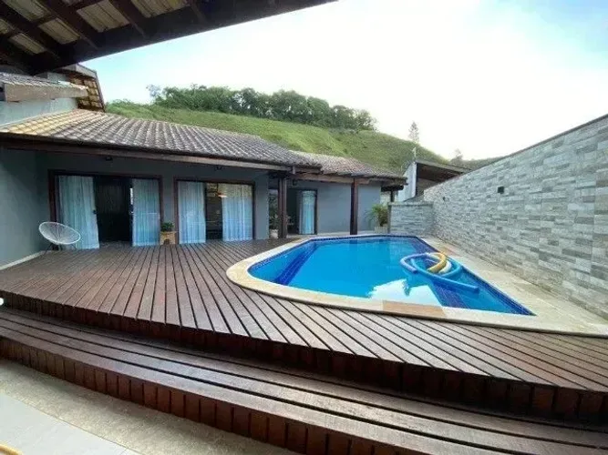 LINDA CASA À VENDA EM CONDOMÍNIO EM UBATUBA 3 SUÍTES 181m2