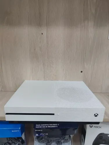 One s /500 GB / 1 manete/1 jogo / 10 meses garantia / loja física