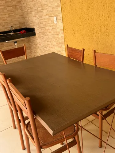 Mesa e cadeiras