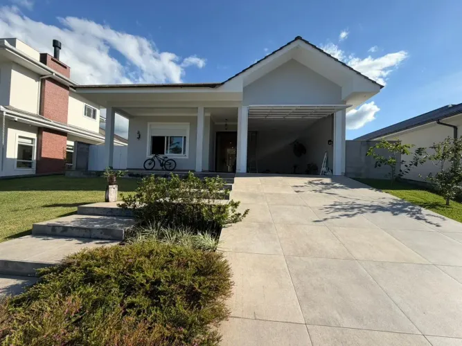 Casa em condomínio fechado de 03 dormitórios sendo 01 suite em Santo Amaro da Imperatriz /