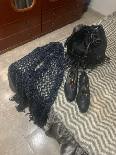 Bolsa de ombro + cachecol em tricô + sapato feminino Dakota número 35