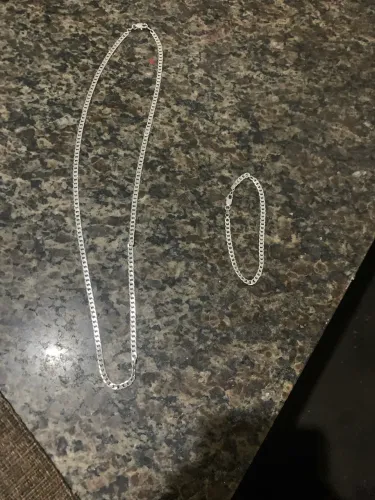 Colar + Pulseira Prateados - Elegantes e em Ótimo Estado | R$ 200