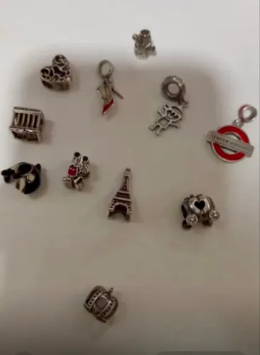 Escolha 8 berloques originais da Vivara