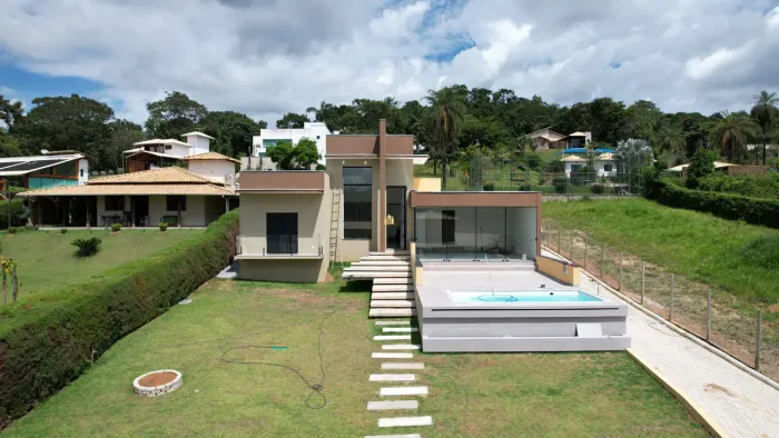 Casa à Venda Condomínio Solar das Palmeiras: Suíte com Closet, Piscina Infinita e Área Gou