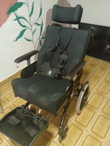 Vendo cadeira de rodas adaptada 