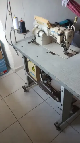 Vendo uma máquina de costura reta nova.