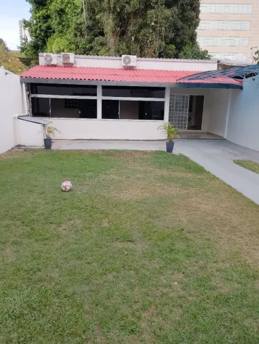 Alugo linda Casa com Piscina e uma grande área de lazer, toda climatizada.