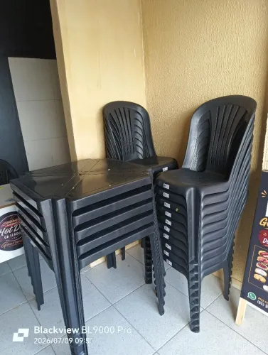 Conjunto de mesas e cadeiras novos