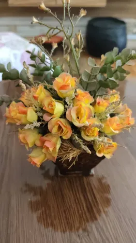 Mini Arranjo de Rosas Artísticas Amarelas com Vaso Rústico Decorativo