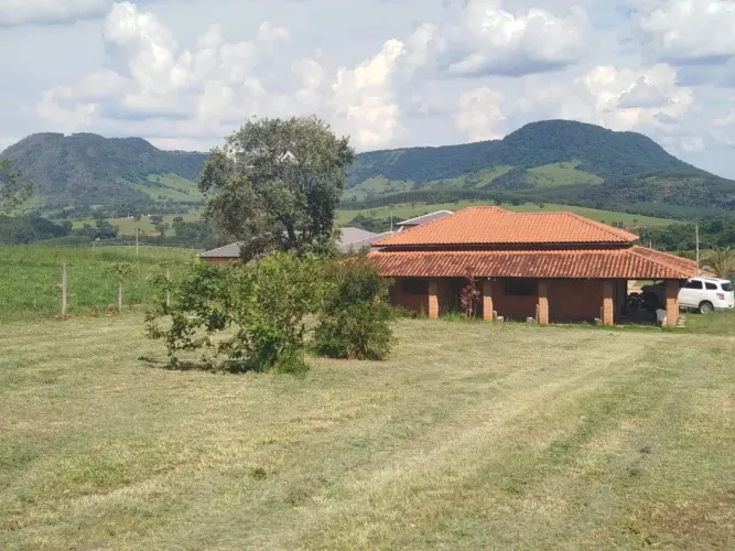 Chácara em Condomínio à Venda em Bofete-SP - 2 Quartos, 1 Sala, 1 Banheiro, 2 Vagas de Gar