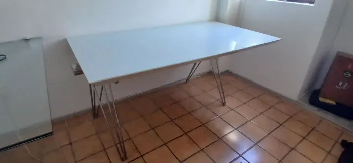 Mesa de inox e tampo de vidro