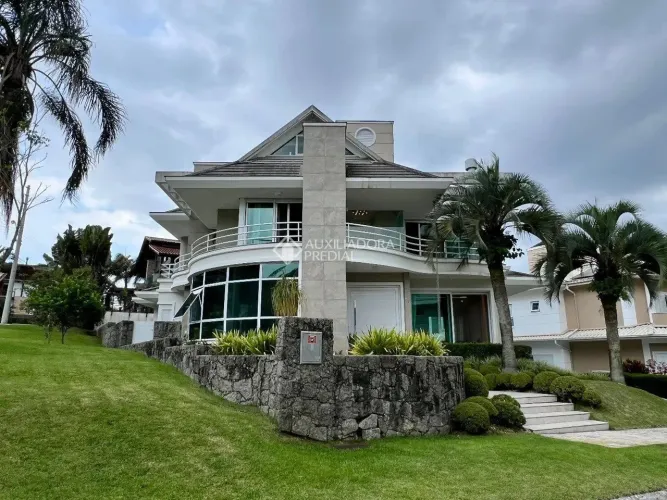 Casa de alto padrão em condomínio fechado no bairro Cacupé