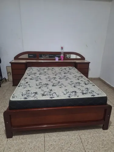 Vende-se cama com espelho