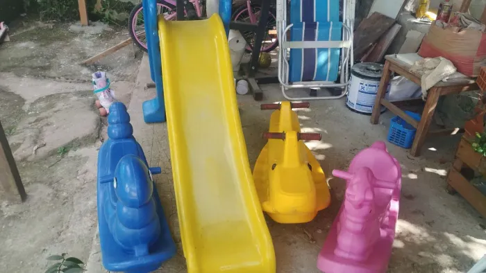 Escorregador infantil e cavalinho de balanço!