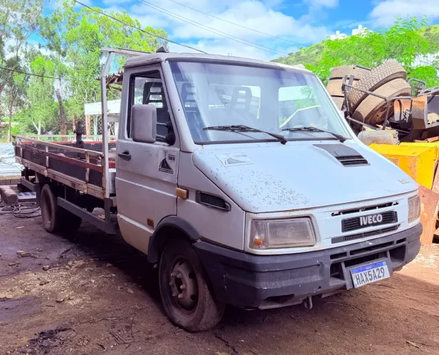Caminhão Iveco Daily 4912 carroceria Madeira