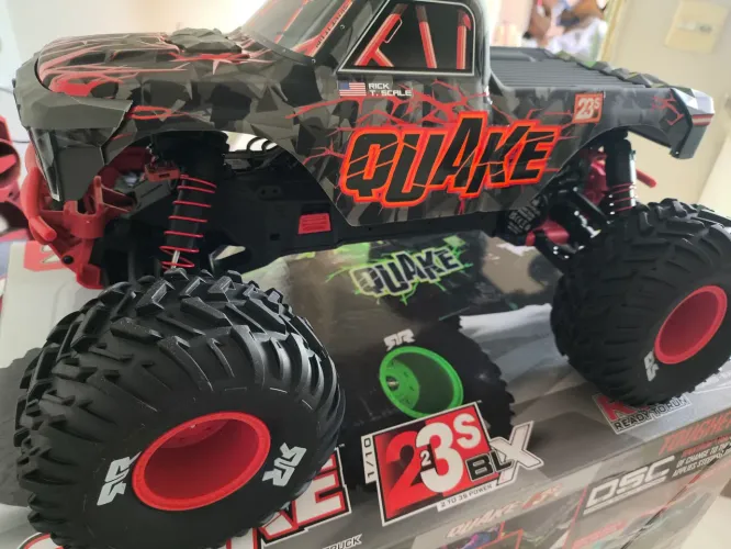 Carro Arrma 1/10 Quake 223S 2WD BLX Monster Truck Pronta entrega