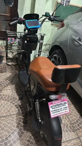 Moto eletrica 32 km por hora podendo aumentar prac50 km por hora