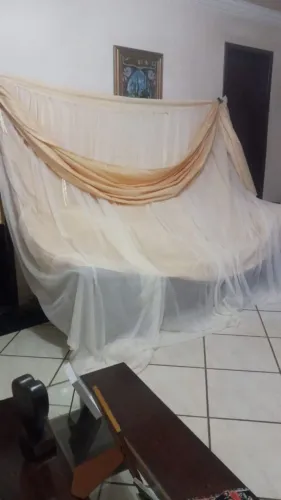 Vendo essa cortina de cetim com Bando medindo 3m por 3m .