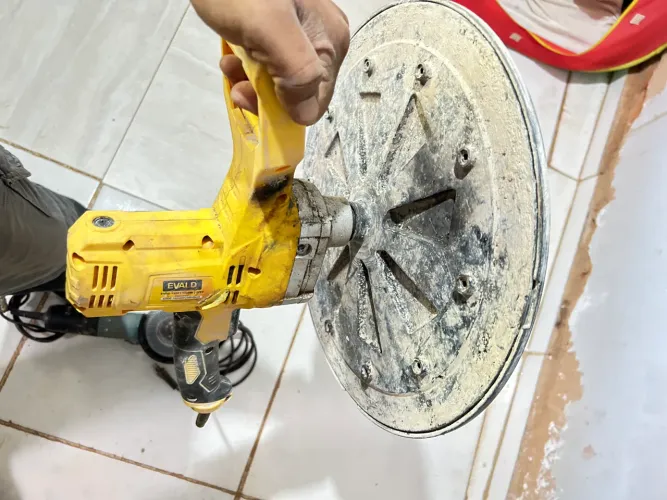 Desempenadeira elétrica e esmerilhadeira