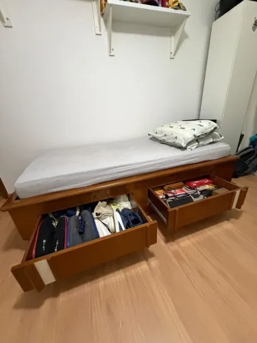 Cama de madeira maciça com duas gavetas
