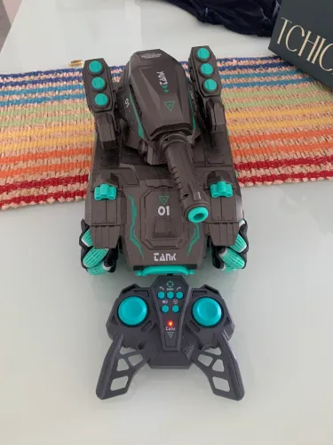 Tanque controle remoto com balas de agua