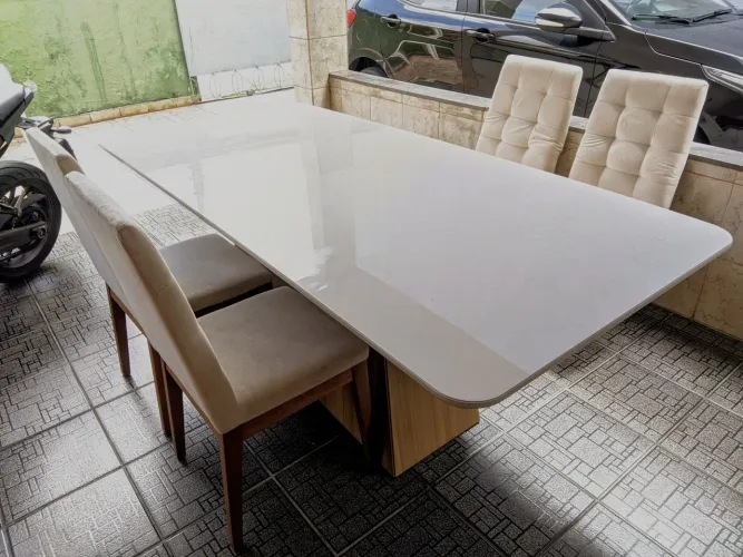 Mesa com 8 cadeiras 