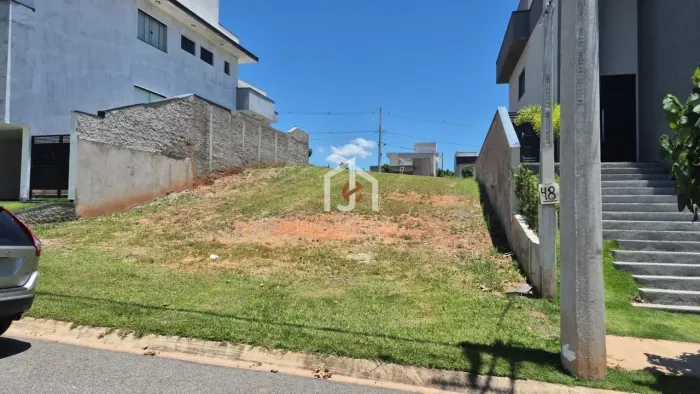 Terreno com leve aclive e área de 311,26m² no Condomínio Residencial Cyrela Landscape em T