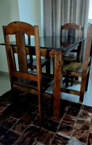 MESA COM 4 CADEIRAS DE MADEIRA, PERFEITO ESTADO DE CONSERVAÇÃO. De 699,00 por 300 reais.