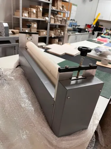 Prensa Profissional para cartonagem ou encadernação. 60cm de boca