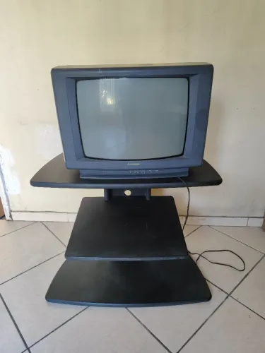 Tv 20" antiga com rack.