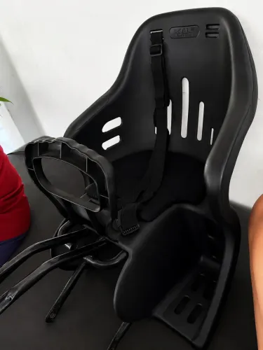cadeirinha de bicicleta com bagageiro e cinto