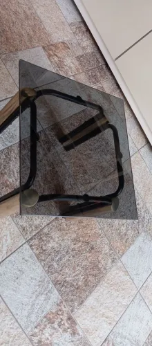 Criado mudo com tampo de vidro 