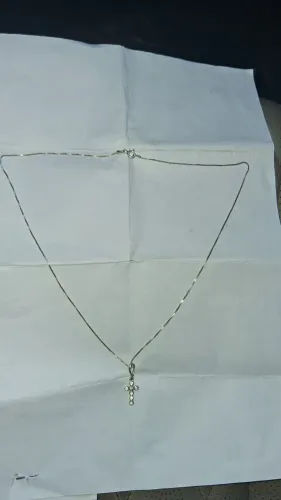 Corrente de prata com pingente de cruz
