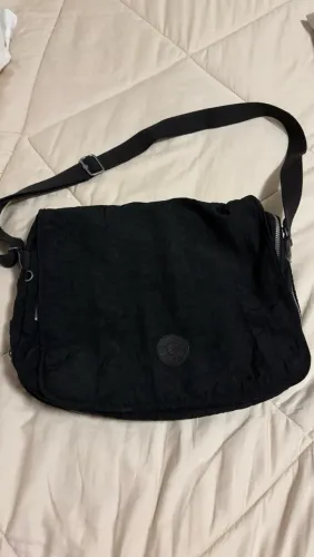 Bolsa Kipling Original Preta Transversal com Vários Compartimentos